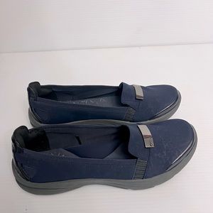 BZees lipstick slip on navy blue women’s shoes Sz 11M